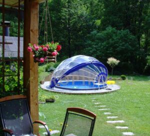 La copertura TROPIKO per un bagno più lungo in acqua calda e limpida come l’azzurro. Per piscine da giardino (tonde) fuori terra e incassate.