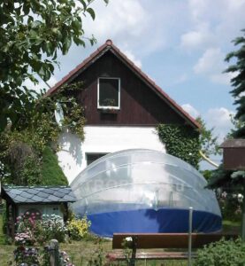 La copertura TROPIKO per un bagno più lungo in acqua calda e limpida come l’azzurro. Per piscine da giardino (tonde) fuori terra e incassate.