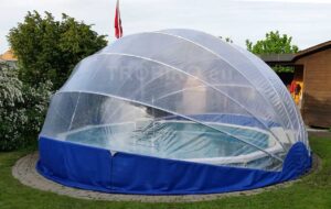 La copertura TROPIKO per un bagno più lungo in acqua calda e limpida come l’azzurro. Per piscine da giardino (tonde) fuori terra e incassate.