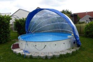 La copertura TROPIKO per un bagno più lungo in acqua calda e limpida come l’azzurro. Per piscine da giardino (tonde) fuori terra e incassate.