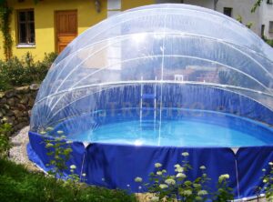 La copertura TROPIKO per un bagno più lungo in acqua calda e limpida come l’azzurro. Per piscine da giardino (tonde) fuori terra e incassate.