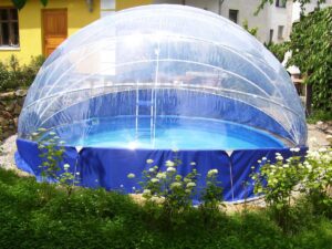 La copertura TROPIKO per un bagno più lungo in acqua calda e limpida come l’azzurro. Per piscine da giardino (tonde) fuori terra e incassate.