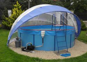 La copertura TROPIKO per un bagno più lungo in acqua calda e limpida come l’azzurro. Per piscine da giardino (tonde) fuori terra e incassate.