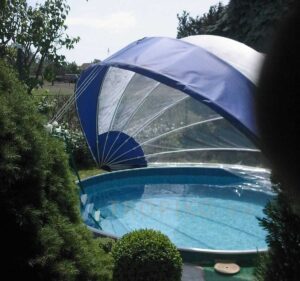 La copertura TROPIKO per un bagno più lungo in acqua calda e limpida come l’azzurro. Per piscine da giardino (tonde) fuori terra e incassate.